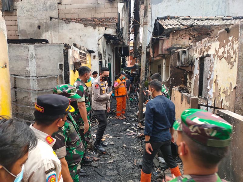 Kapolsek Sawah Besar Kompol Maulana Mukarom Tinjau Lokasi Kebakaran