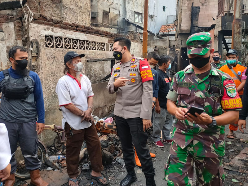 Kapolsek Sawah Besar Kompol Maulana Mukarom Tinjau Lokasi Kebakaran