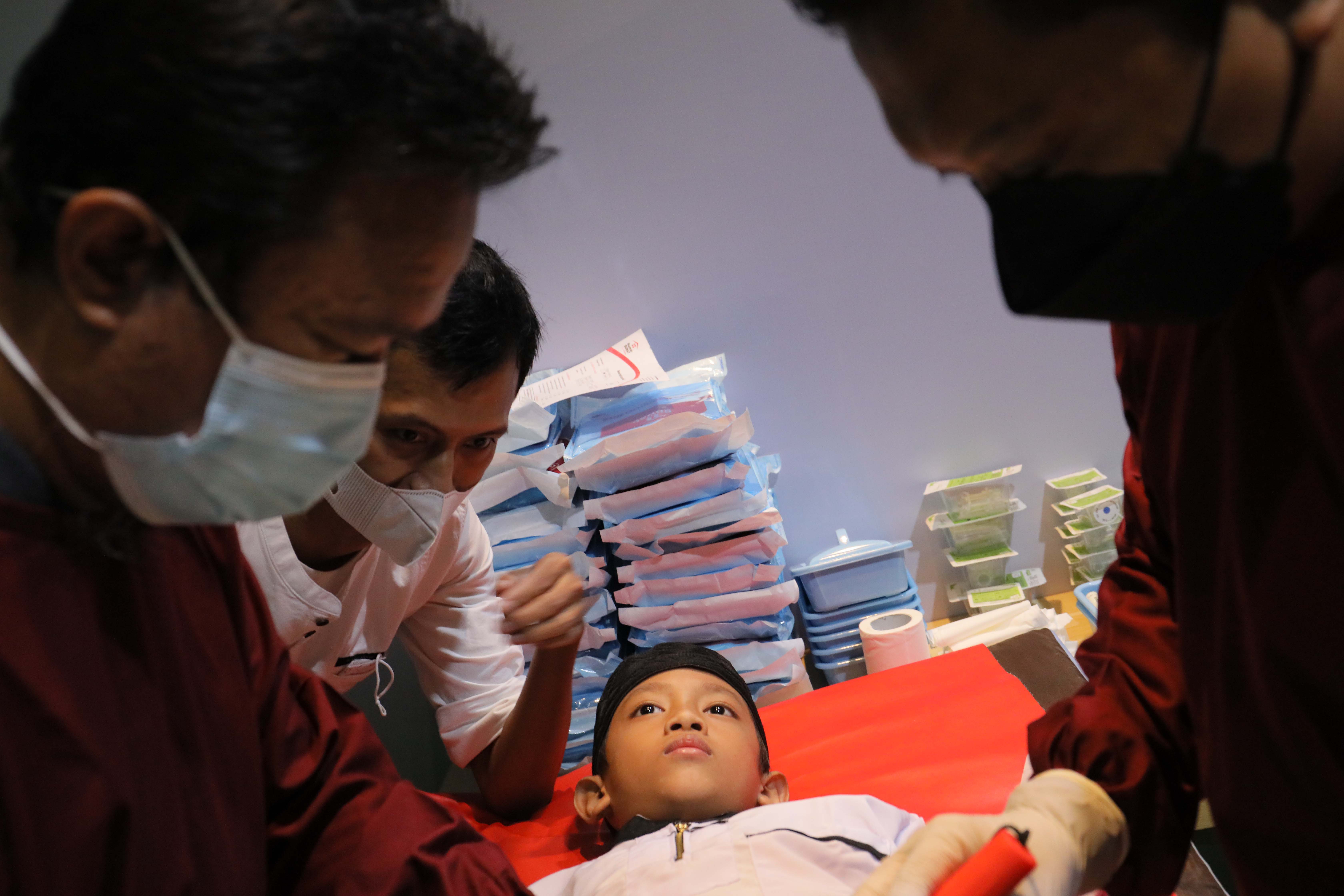 52 Anak Mengikuti Khitanan Massal Peringatan HUT MI Ke-52