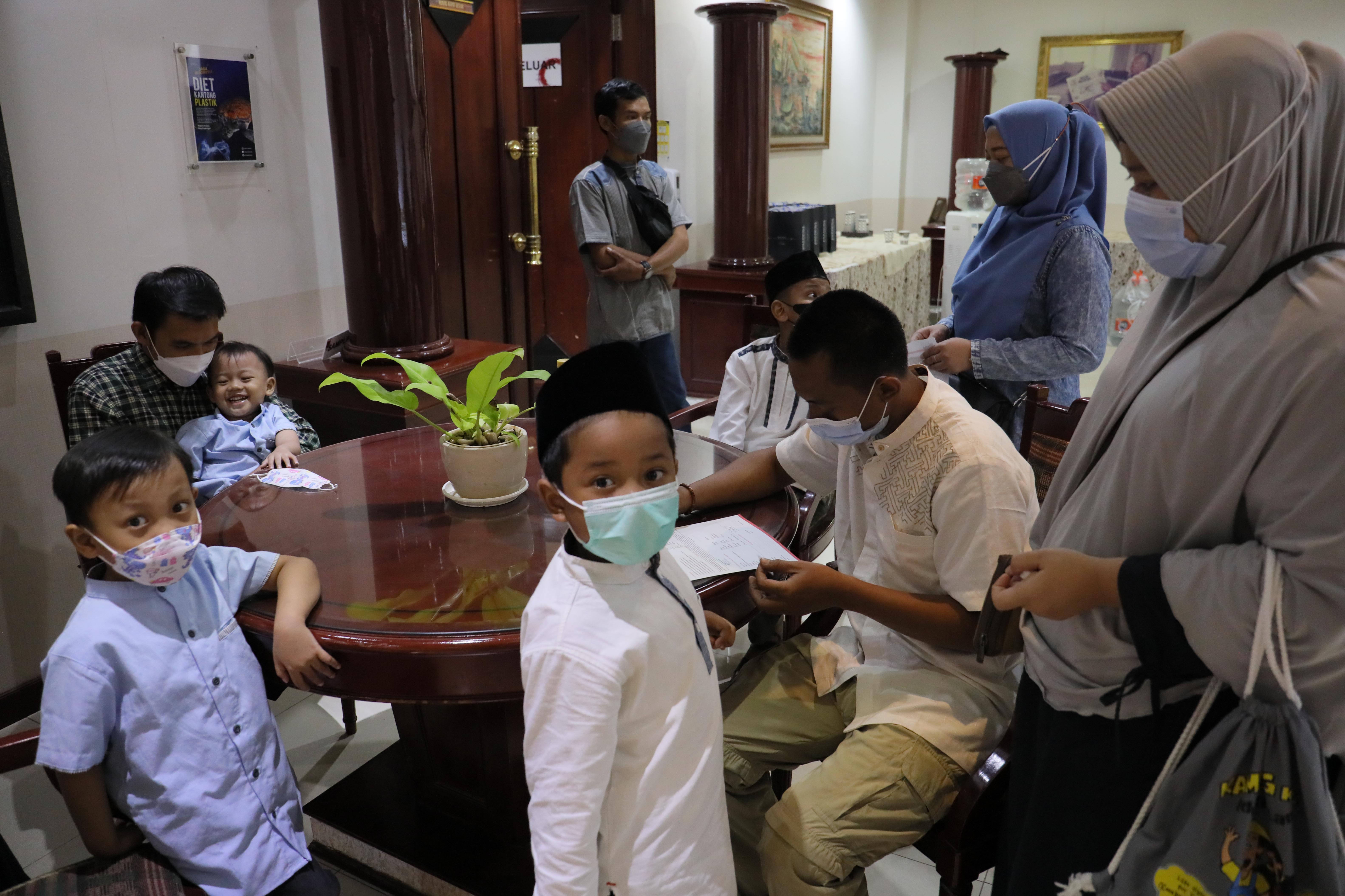 52 Anak Mengikuti Khitanan Massal Peringatan HUT MI Ke-52