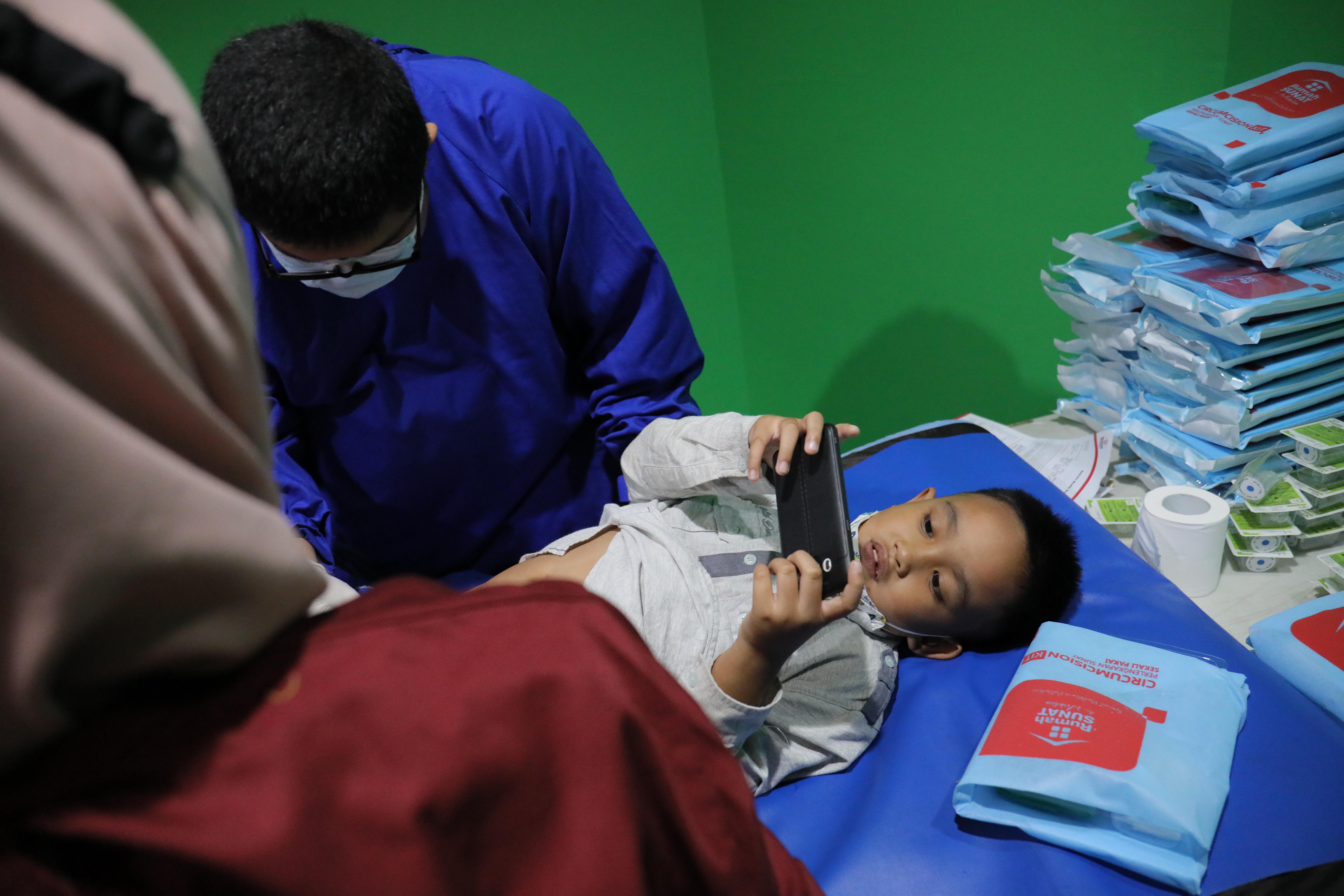 52 Anak Mengikuti Khitanan Massal Peringatan HUT MI Ke-52