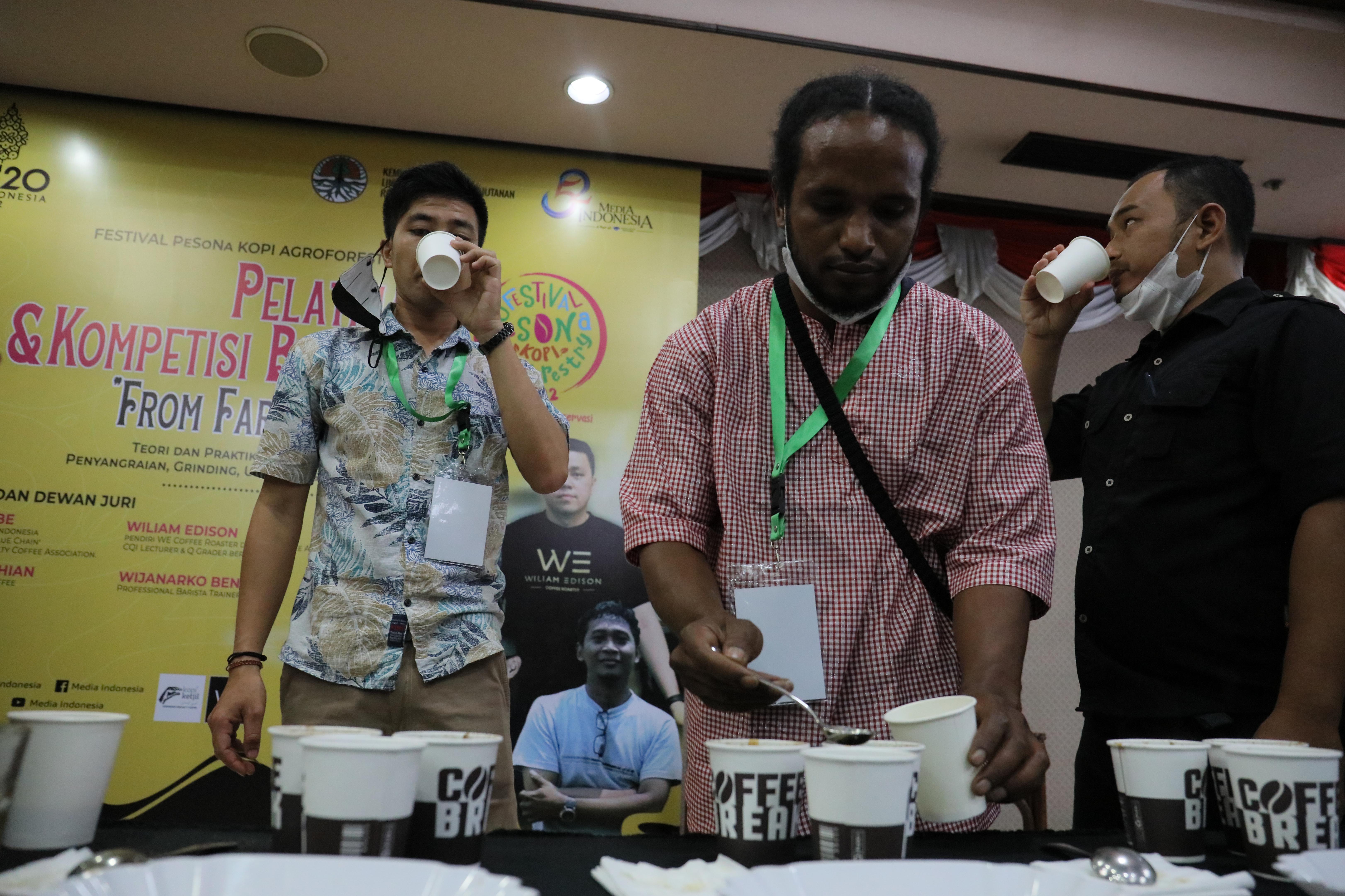 Pelatihan Barista dalam Rangkaian Festival PeSoNa Kopi Argoforestry 2022