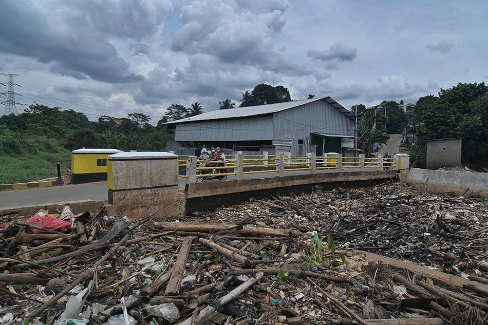 Tumpukan Sampah di Kali Sanggrahan Depok