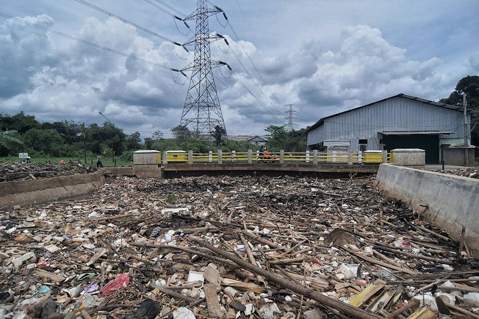 Tumpukan Sampah di Kali Sanggrahan Depok