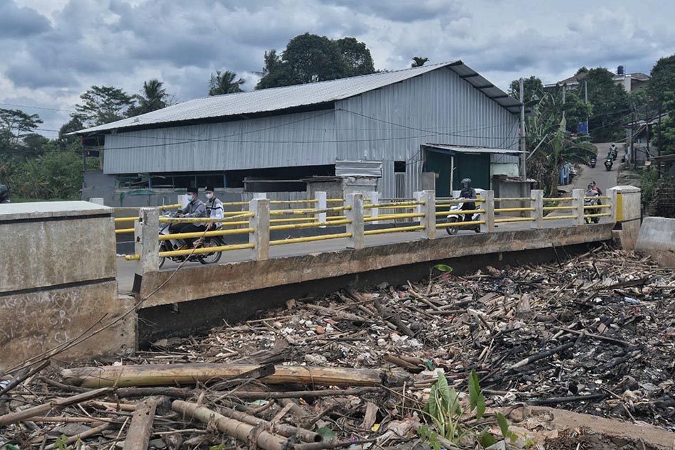 Tumpukan Sampah di Kali Sanggrahan Depok