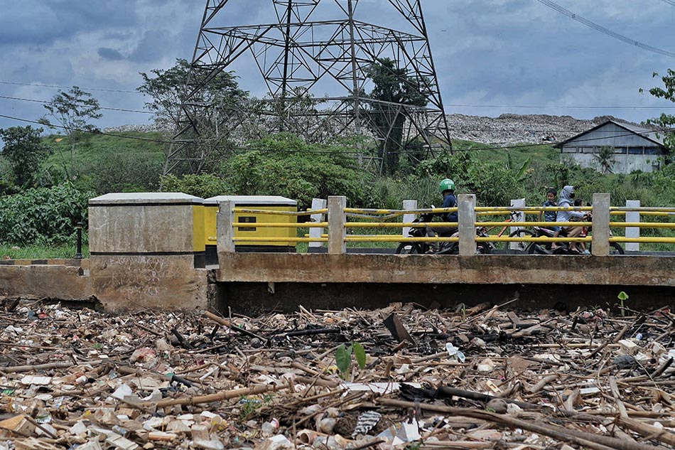 Tumpukan Sampah di Kali Sanggrahan Depok