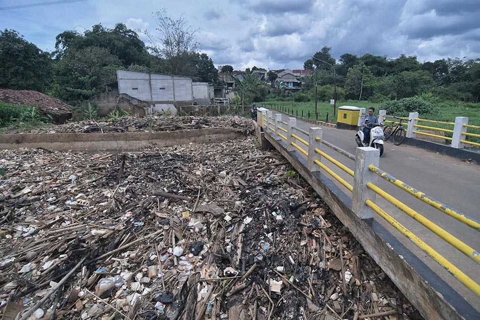 Tumpukan Sampah di Kali Sanggrahan Depok