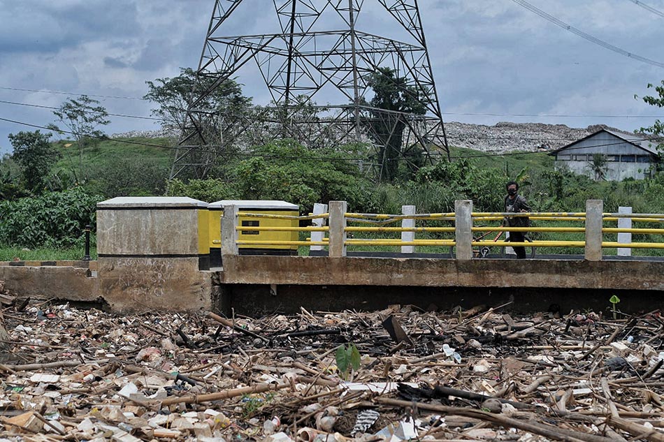 Tumpukan Sampah di Kali Sanggrahan Depok