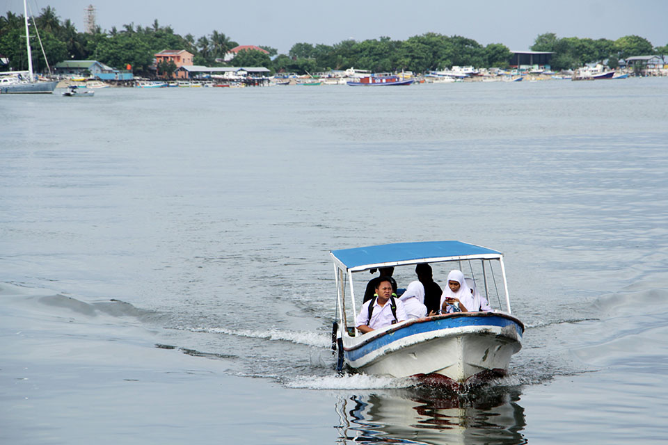 Siswa Berangkat Sekolah Menggunakan Perahu di Pulau Lae-Lae