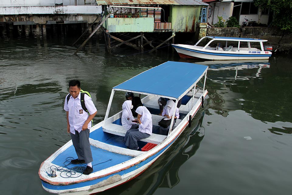 Siswa Berangkat Sekolah Menggunakan Perahu di Pulau Lae-Lae