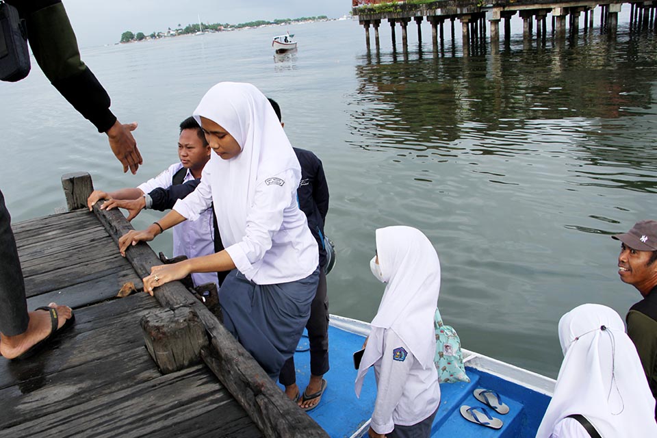 Siswa Berangkat Sekolah Menggunakan Perahu di Pulau Lae-Lae
