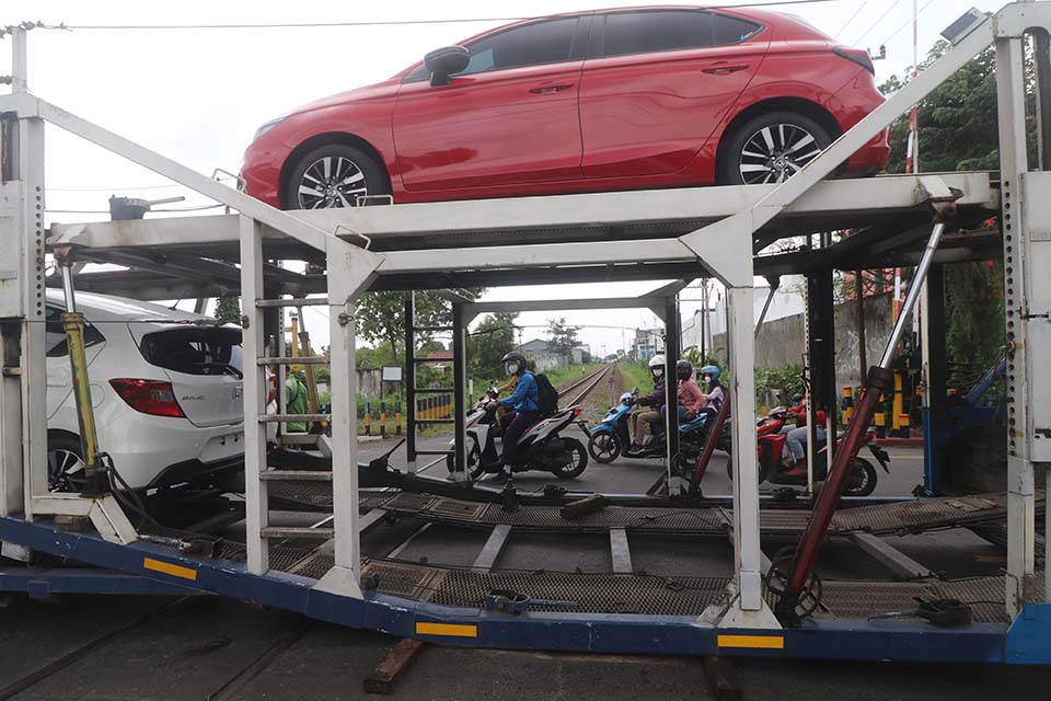 Truk Bermuatan Mobil Baru Tersangkut di Perlintasan Kereta Api