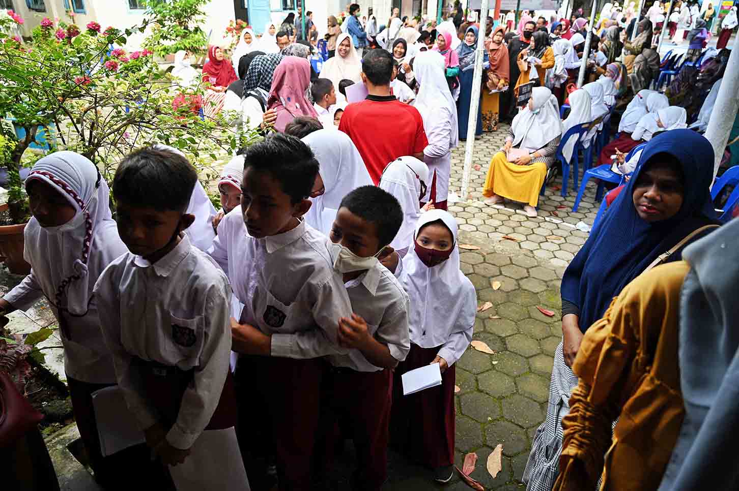Vaksinasi Covid-19 untuk Anak-Anak di Banda Aceh 
