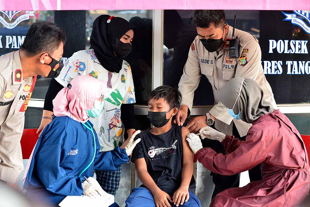 Vaksinasi Anak di Pos Polisi
