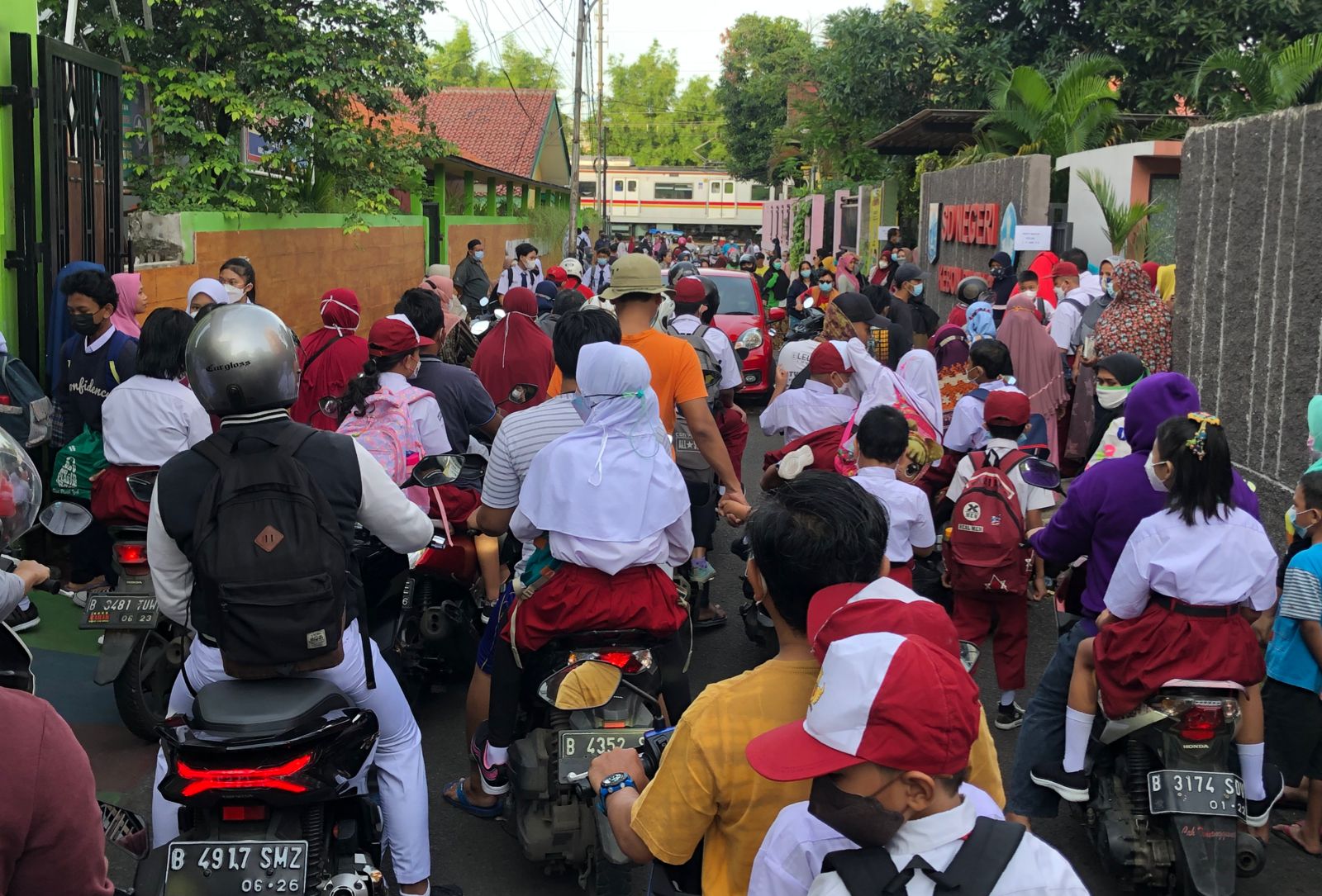 Kepadatan Saat  Masuk Sekolah di Kawasan Tebet,