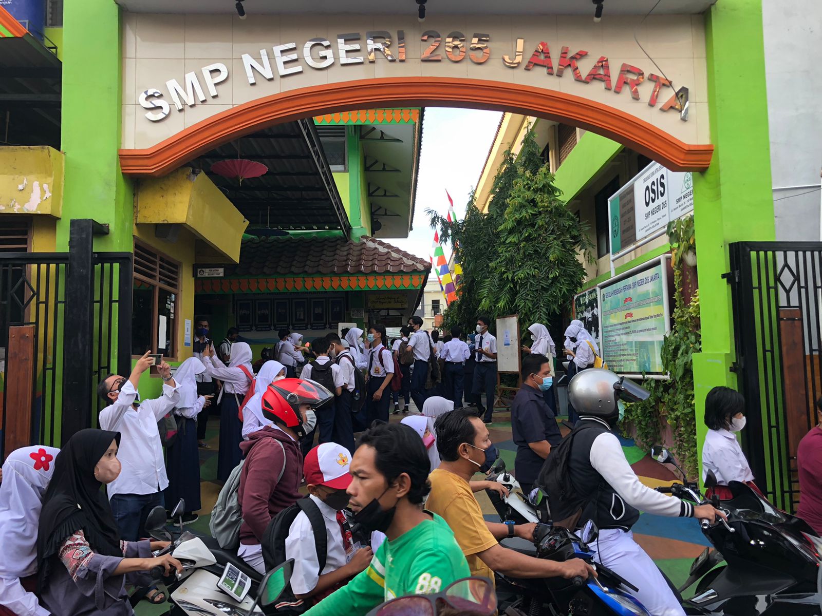 Kepadatan Saat  Masuk Sekolah di Kawasan Tebet,