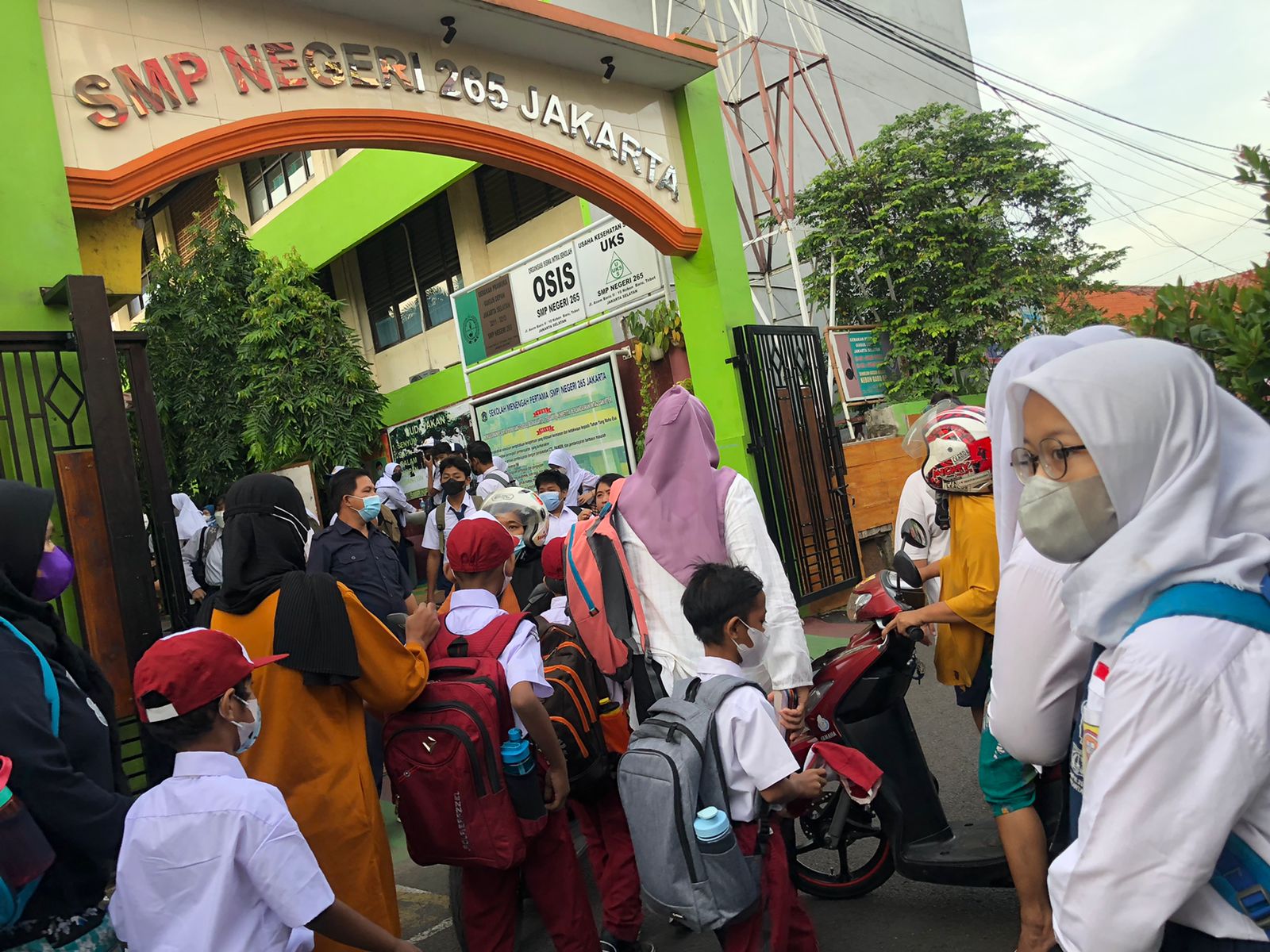 Kepadatan Saat  Masuk Sekolah di Kawasan Tebet,