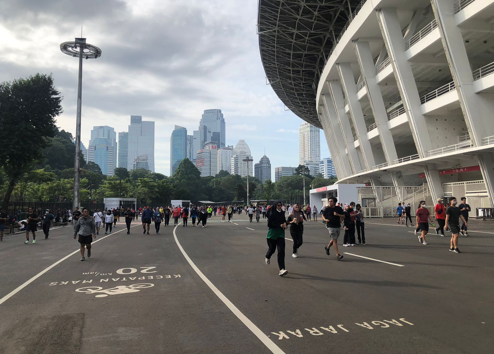 Aktivitas Warga Berolahraga di Kompleks Gelora Bung Karno 