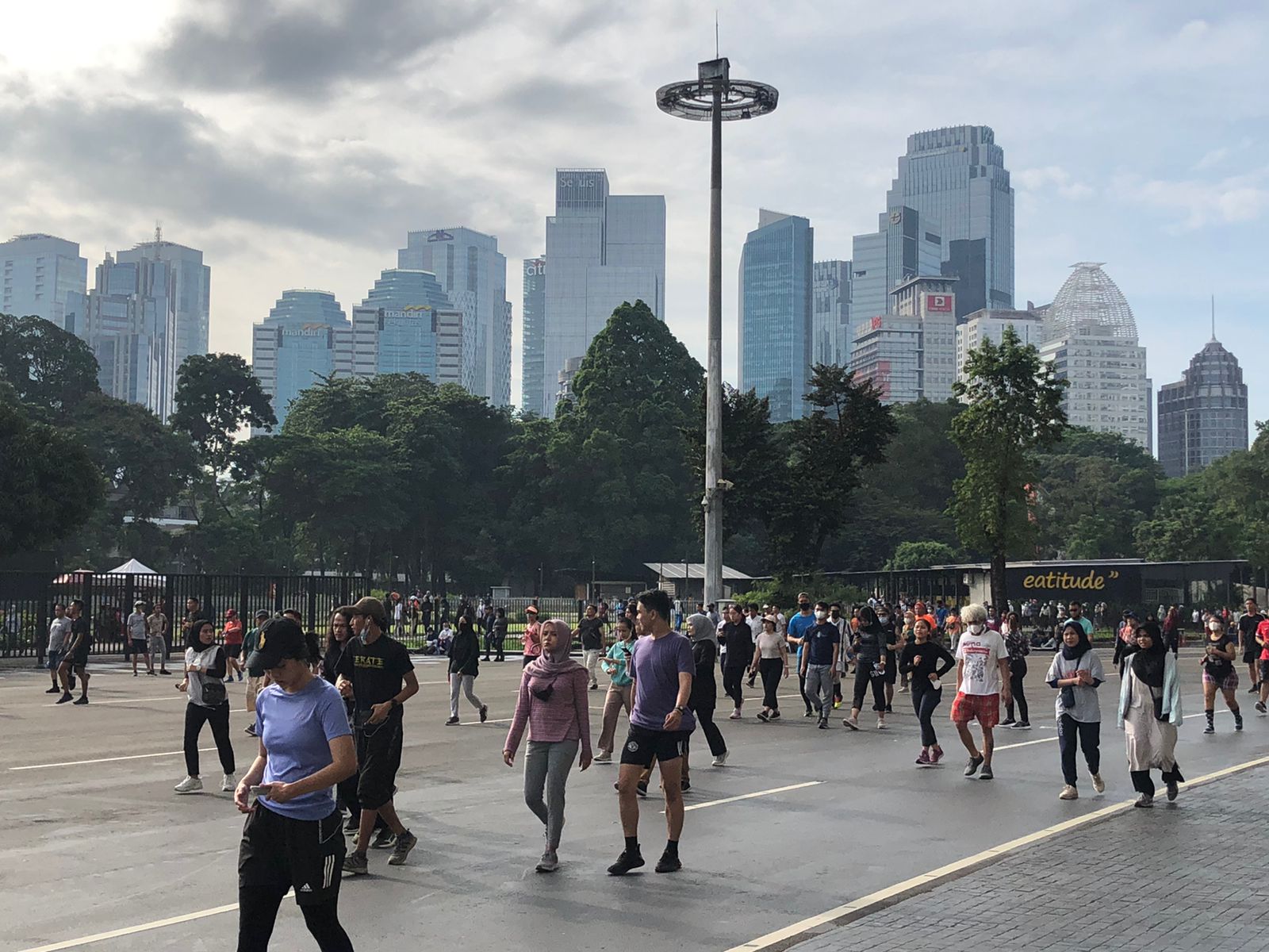 Aktivitas Warga Berolahraga di Kompleks Gelora Bung Karno 