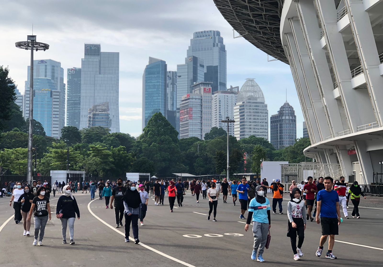 Aktivitas Warga Berolahraga di Kompleks Gelora Bung Karno 