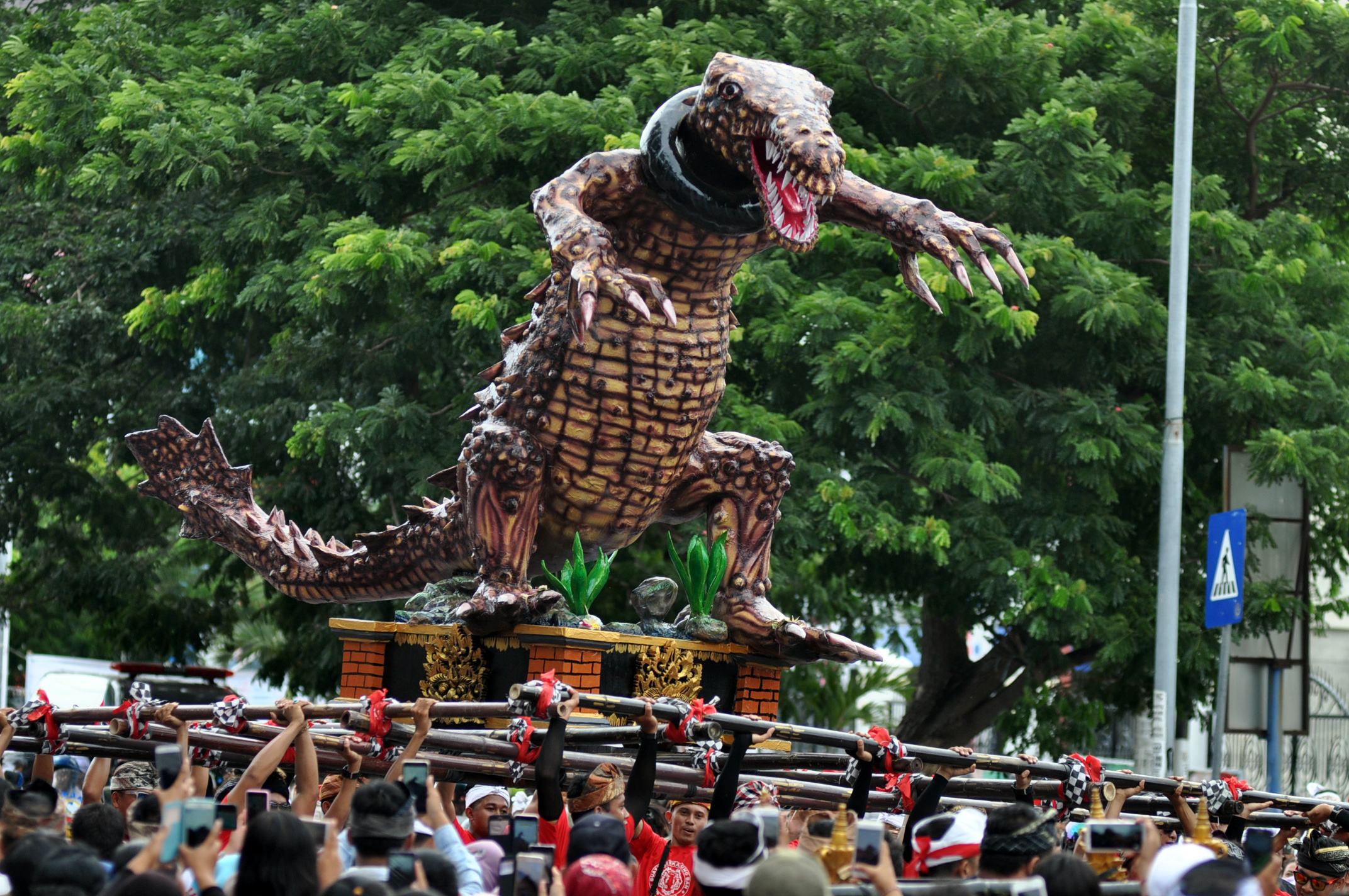 Akhir Jeratan Buaya Berkalung Ban