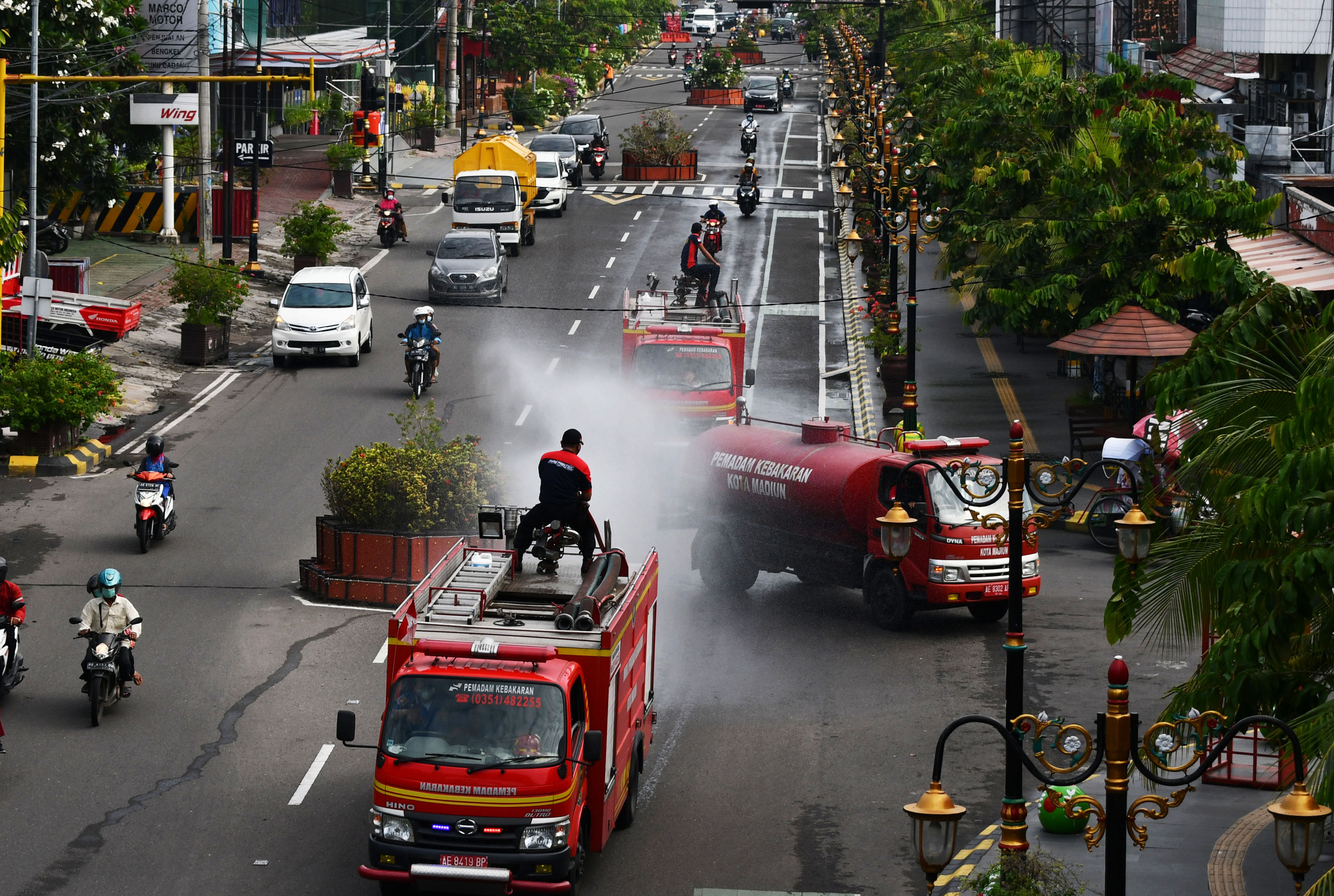 Penyemprotan Massal Disinfektan di Madiun