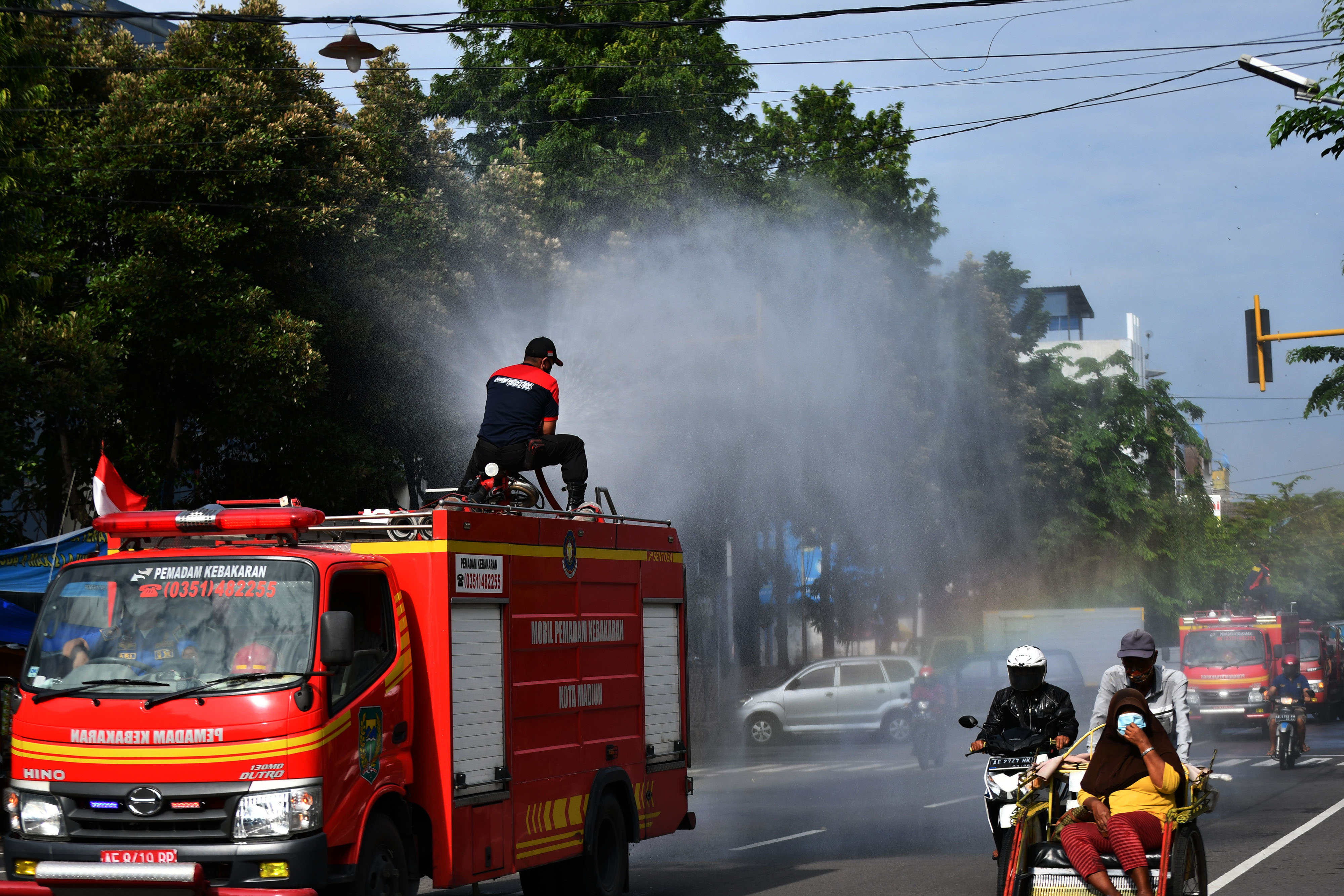 Penyemprotan Massal Disinfektan di Madiun