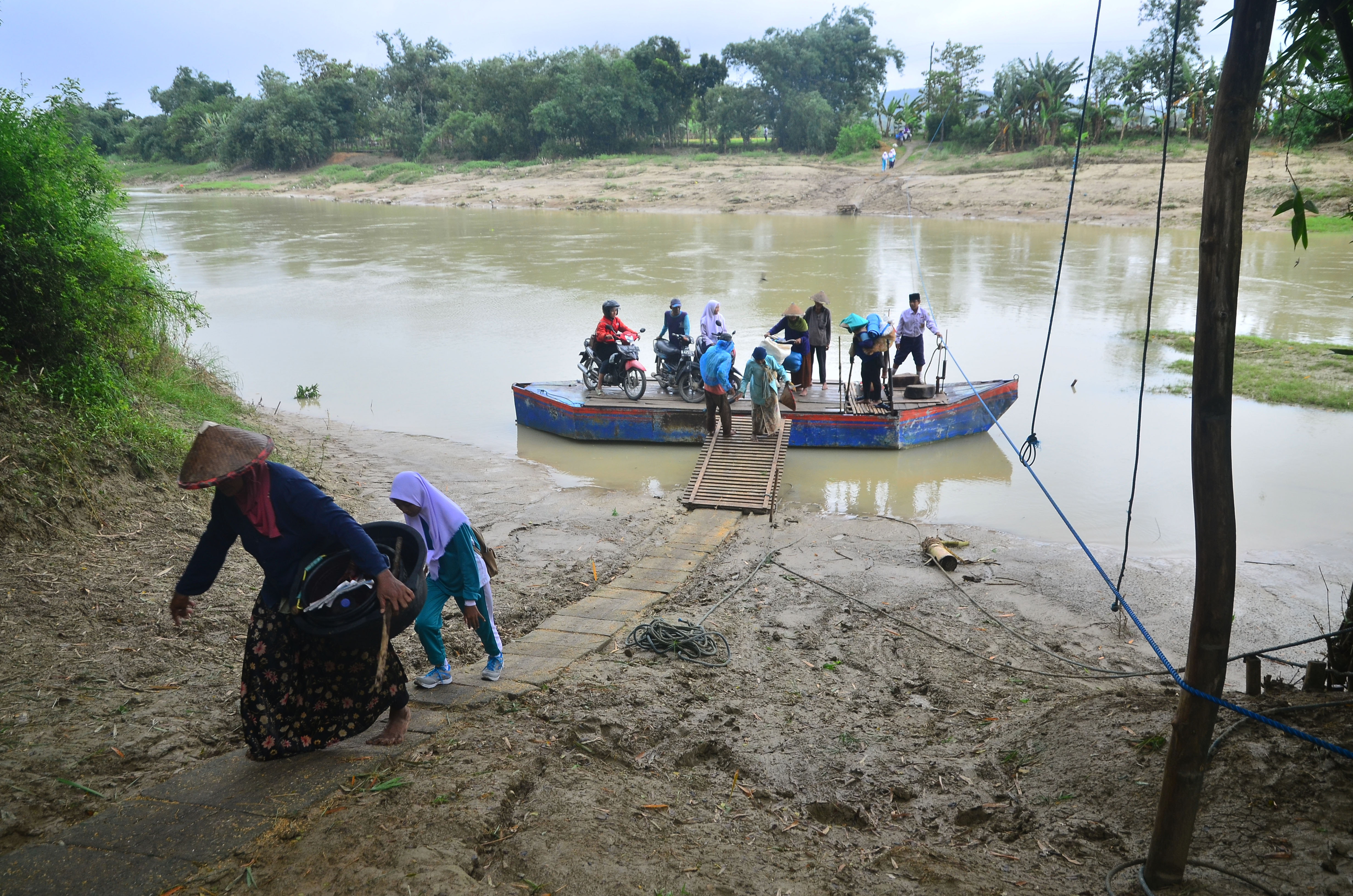 Perahu Penyeberangan Sungai Lusi di Grobogan