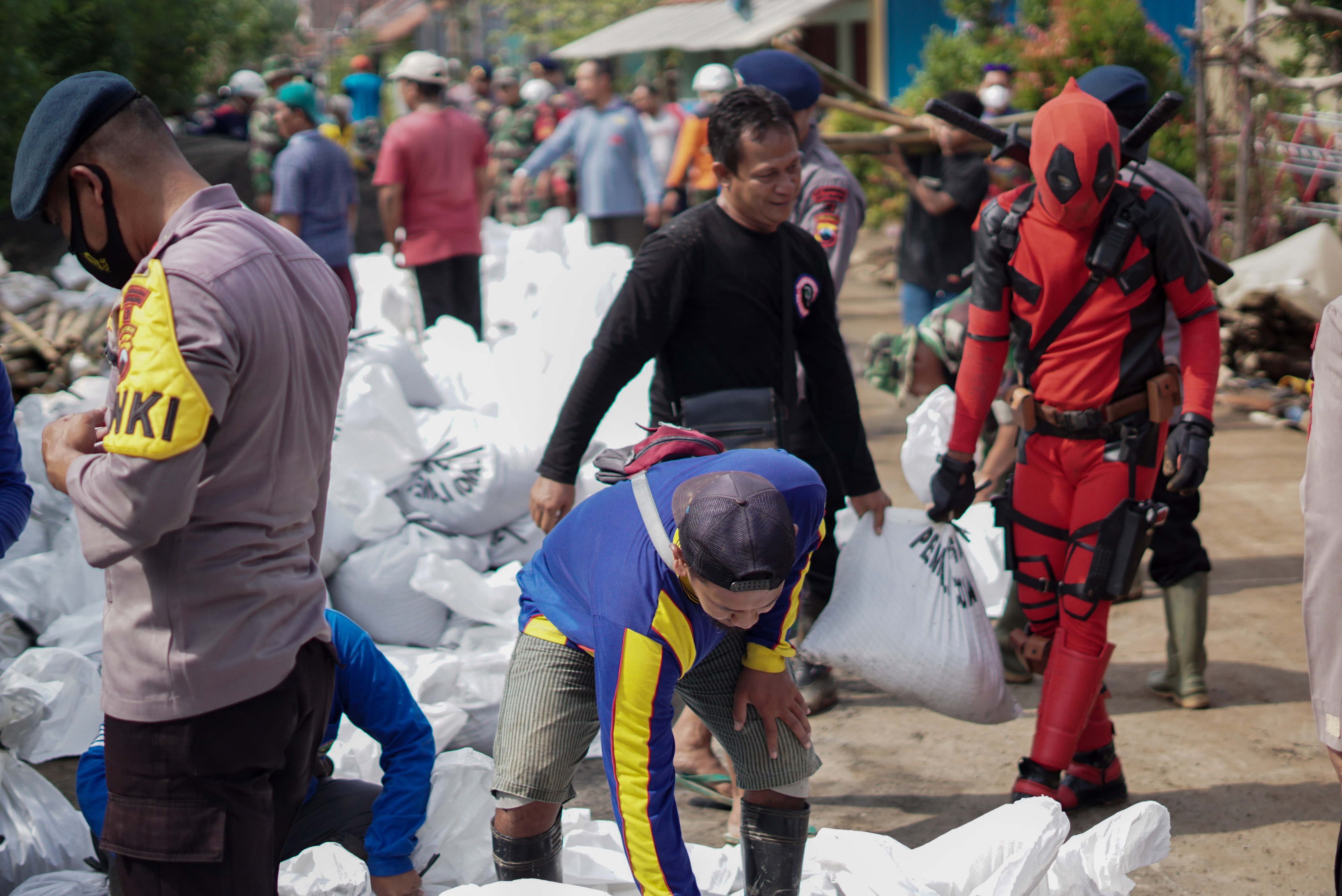 Superhero Membuat Tanggul Sungai di Pekalongan