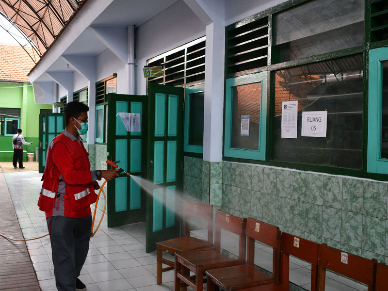 Penyemprotan Disinfektan Di Sekolah Akibat Covid-19