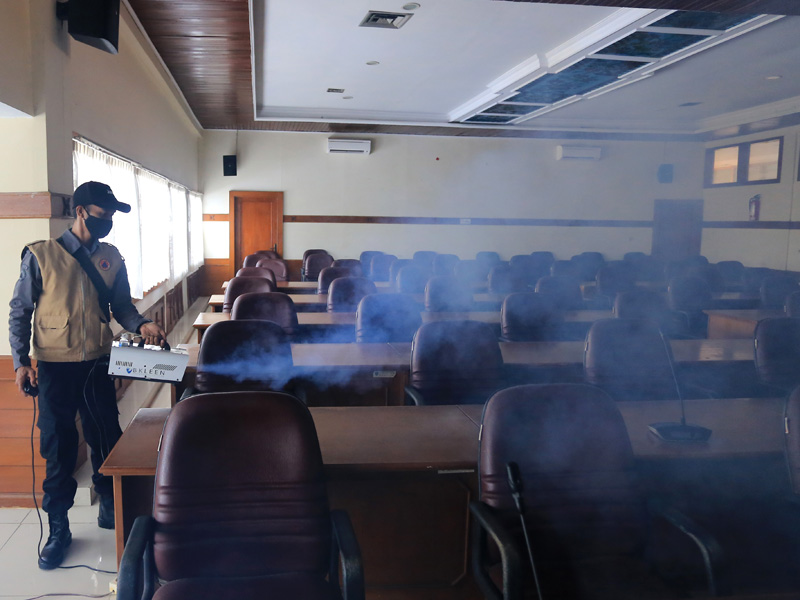 Penyemprotan Disinfektan Di Sekolah Akibat Covid-19