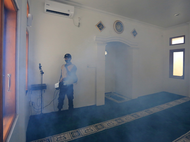 Penyemprotan Disinfektan Di Sekolah Akibat Covid-19