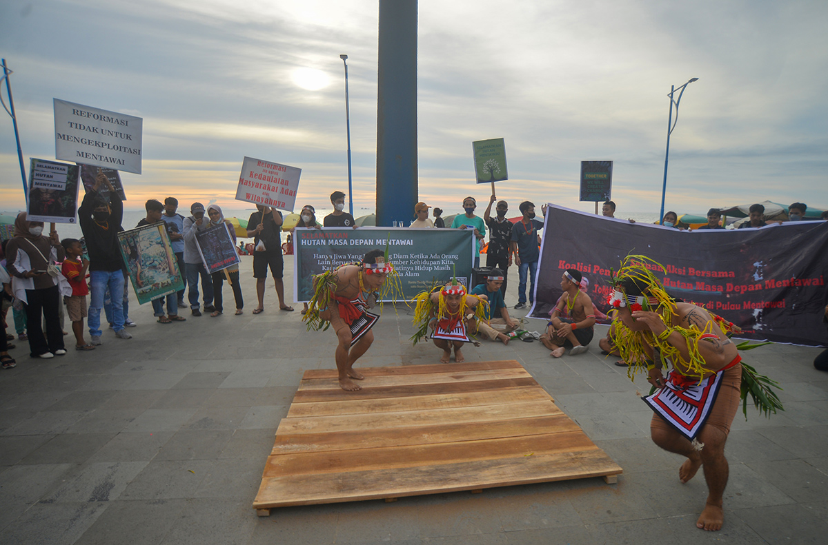 Aksi Kampanye Selamatkan Hutan Mentawai