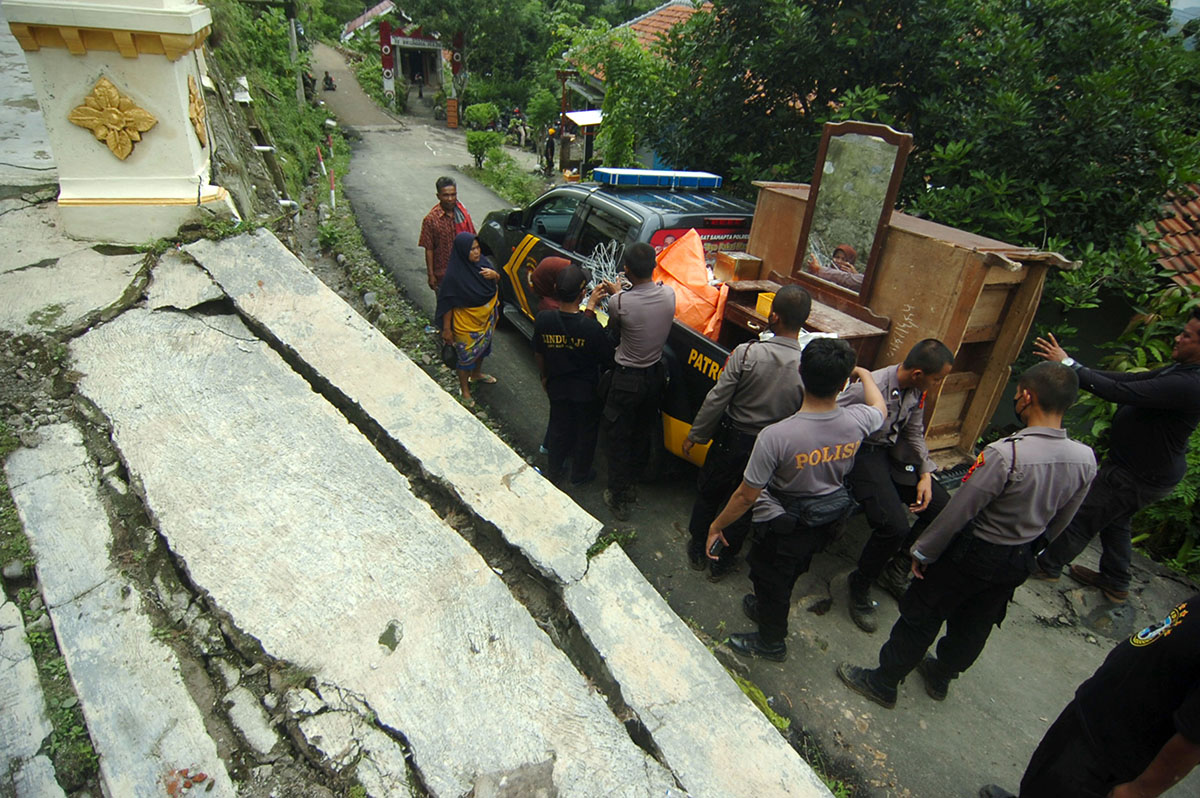  Evakuasi Barang Warga Korban Bencana Tanah Bergerak 