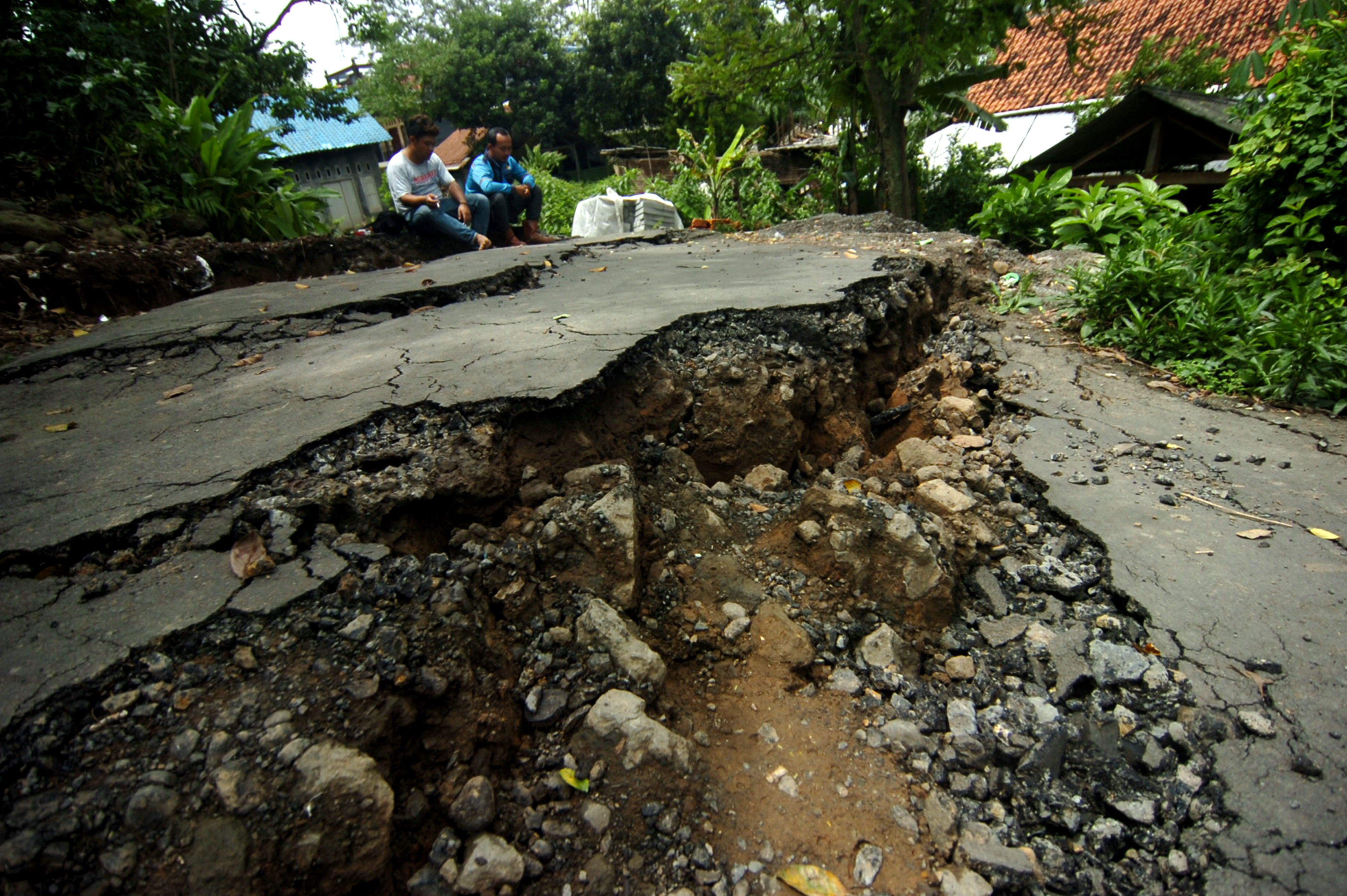 Kerusakan Rumah Akibat Tanah Bergerak di Tegal