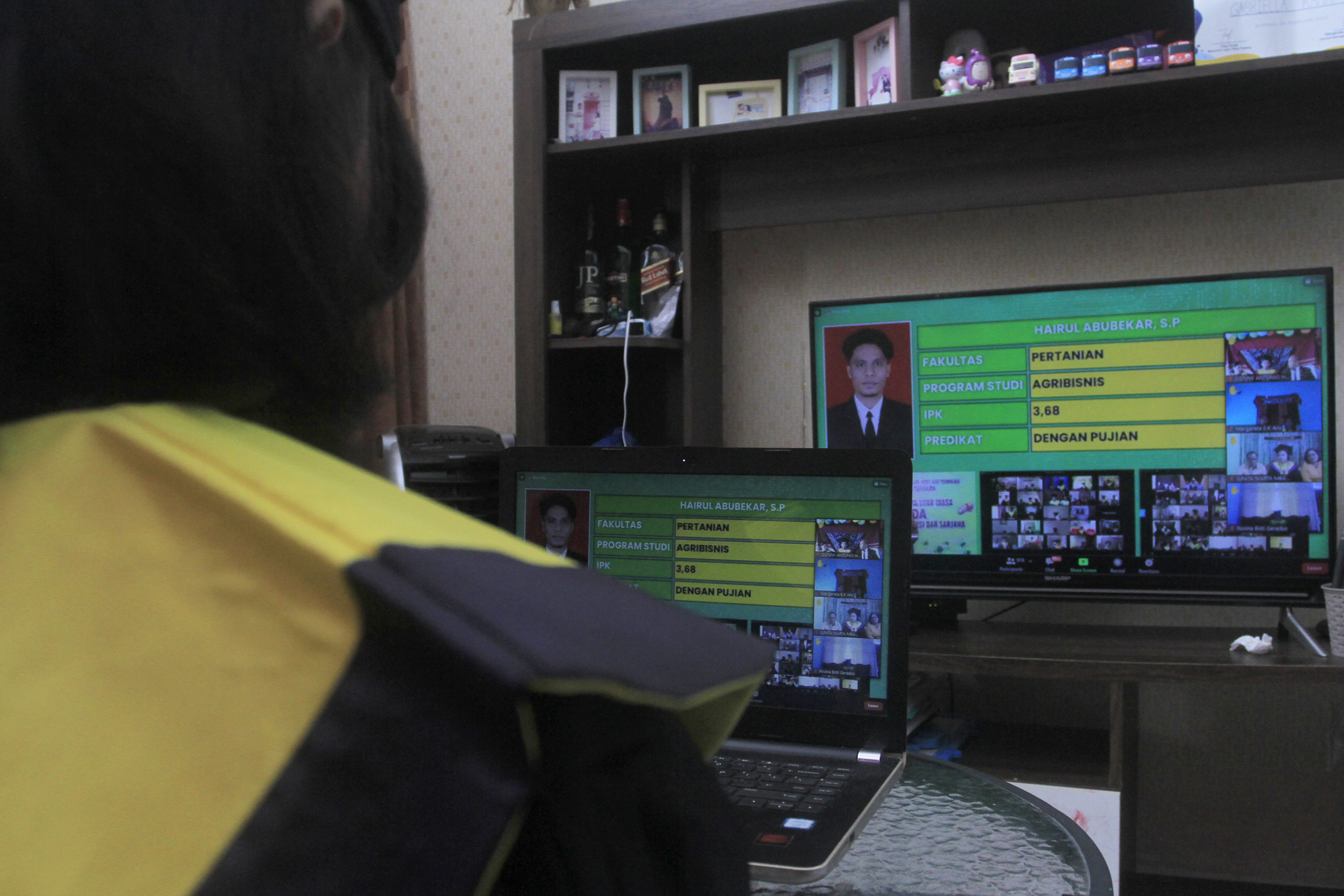 Wisuda Daring Universitas di Kupang