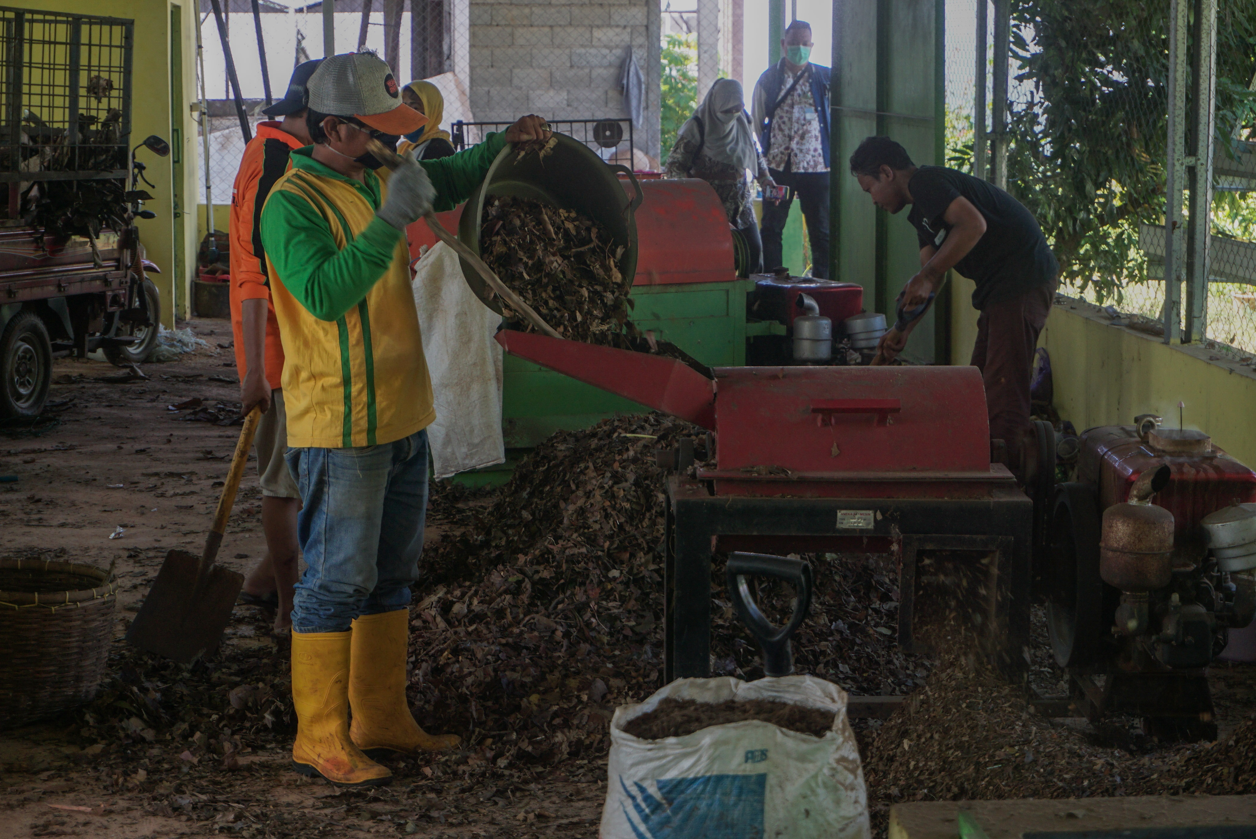 Olahan Sampah Daun Pohon Jati Kering