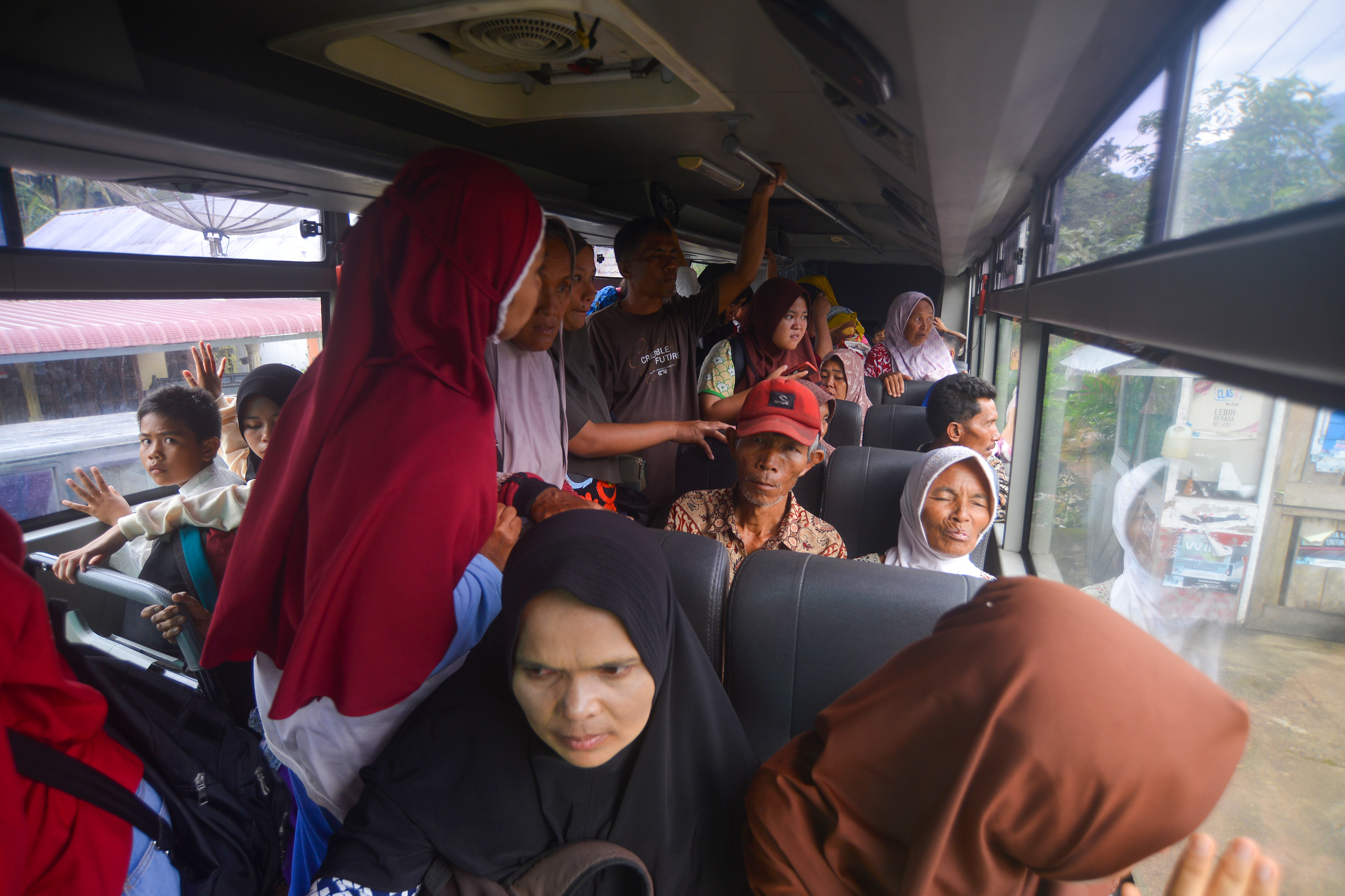 Warga Mengungsi Pascagempa di Pasaman Barat