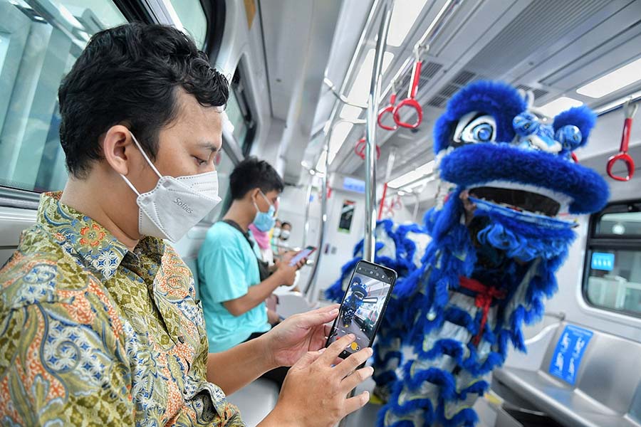 Aksi Barongsai Menghibur Penumpang LRT Jakarta 