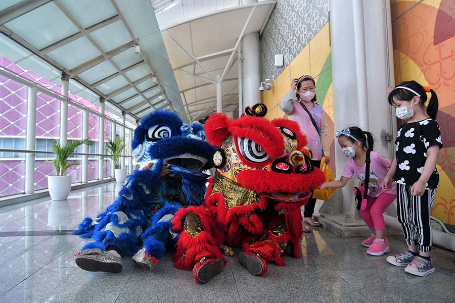Aksi Barongsai Menghibur Penumpang LRT Jakarta 