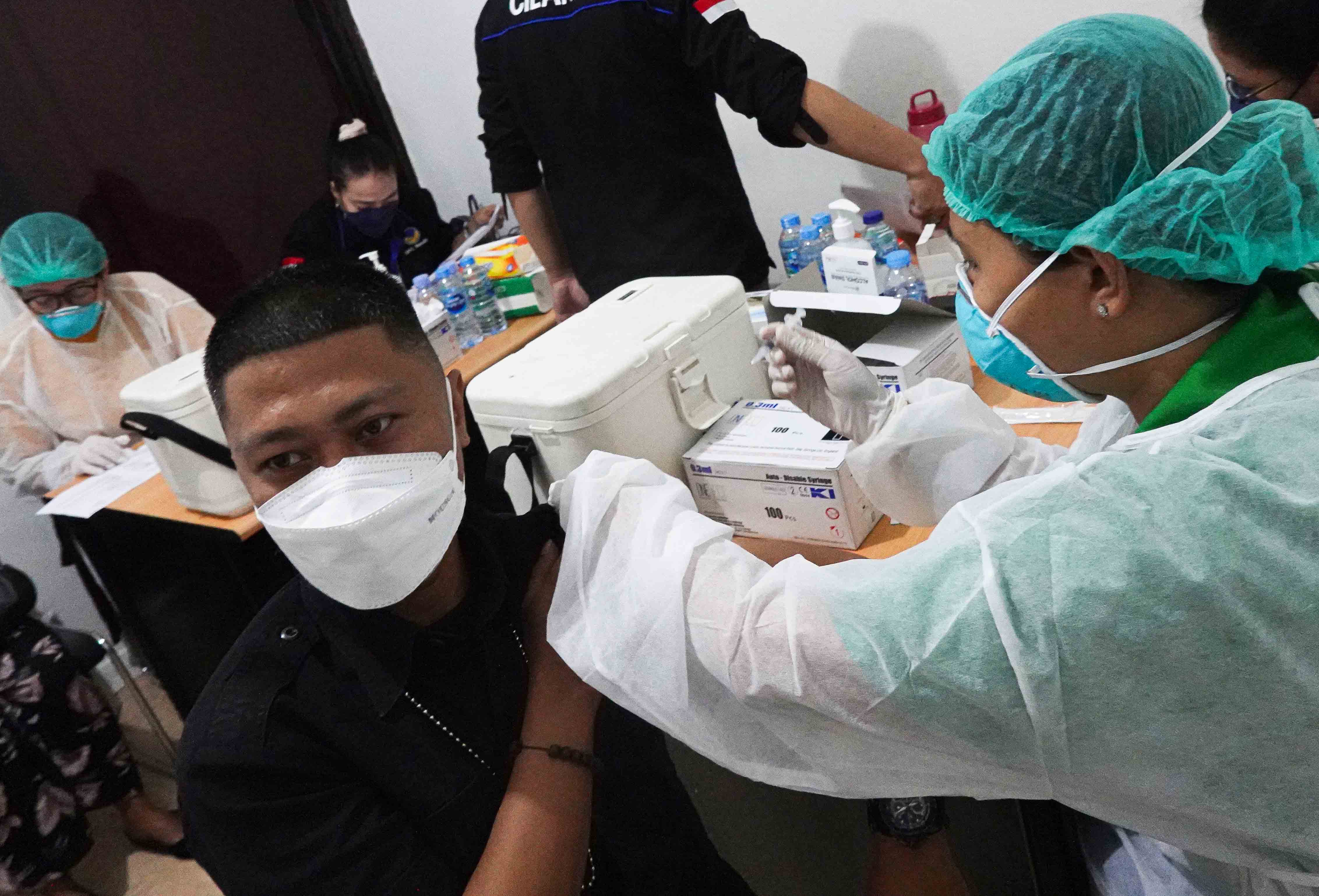 Sentra Vaksinasi NasDem Peduli