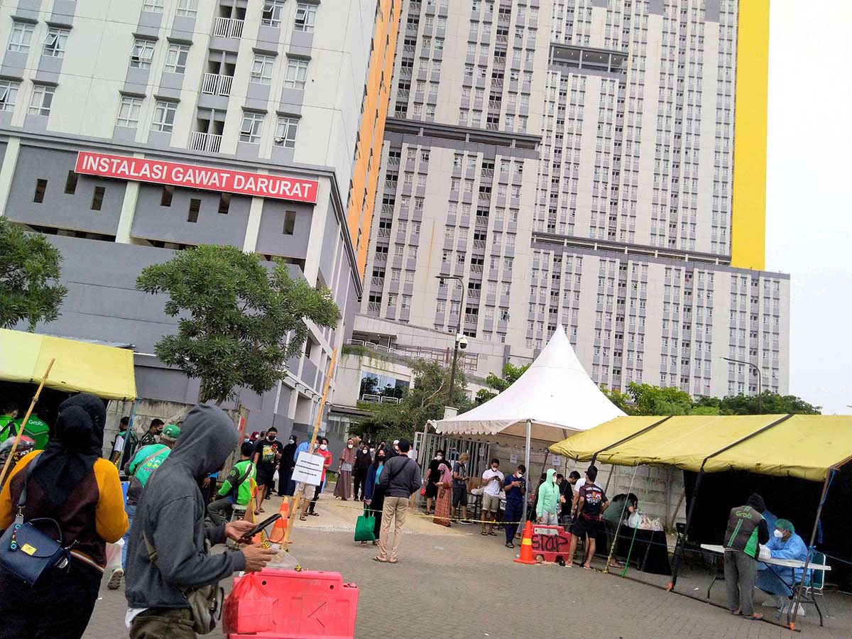 Antrean ambulance di Rumah Sakit Darurat Covid-19 Kemayoran