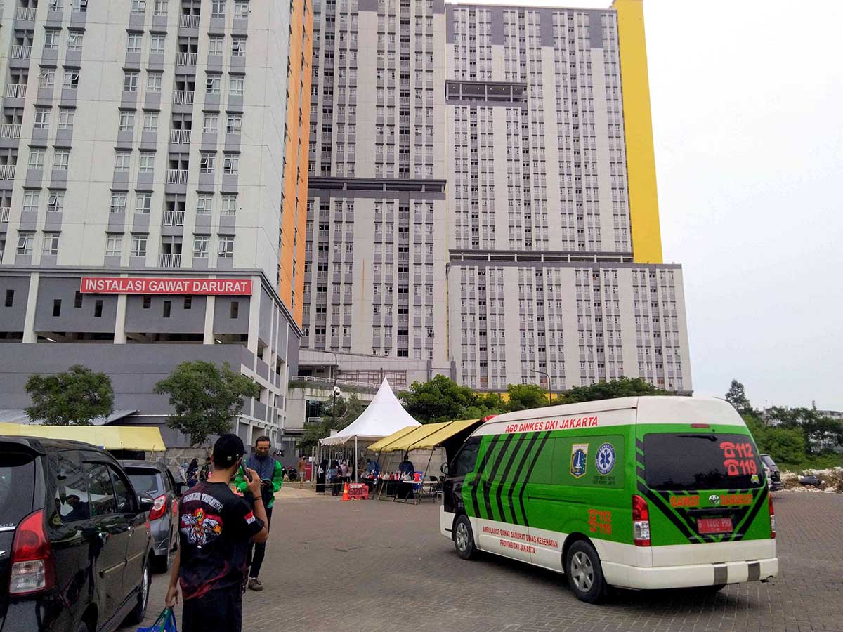 Antrean ambulance di Rumah Sakit Darurat Covid-19 Kemayoran