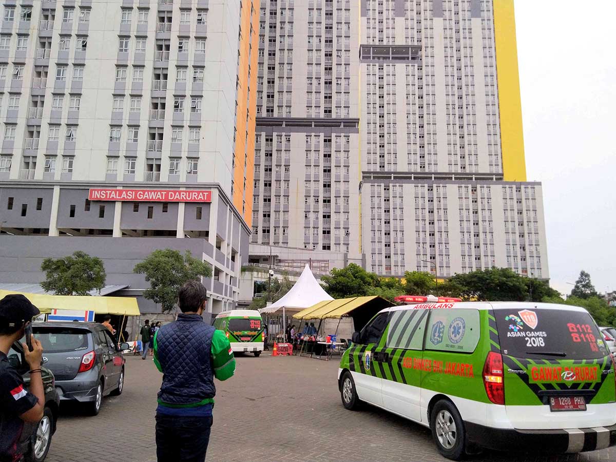 Antrean ambulance di Rumah Sakit Darurat Covid-19 Kemayoran