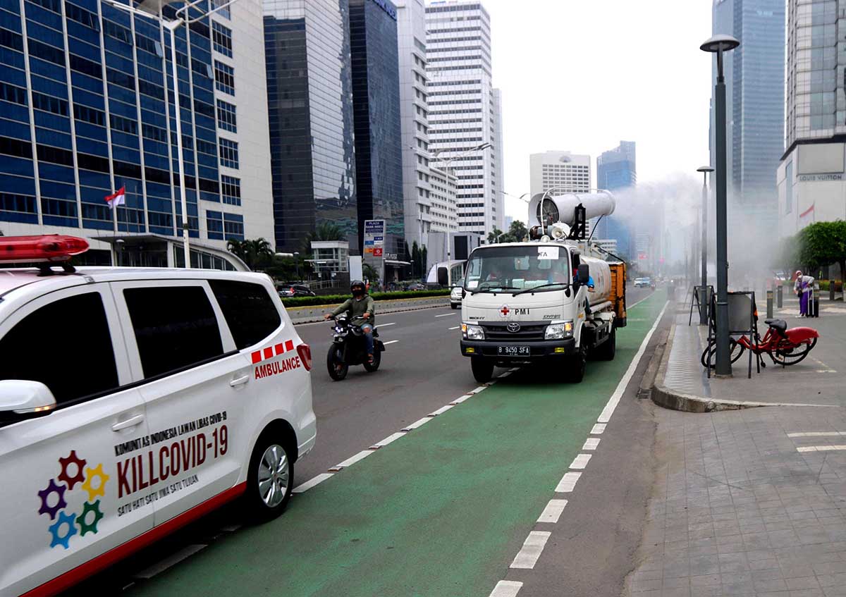 Penyemprotan Disinfektan di Ruas Jalan Jakarta