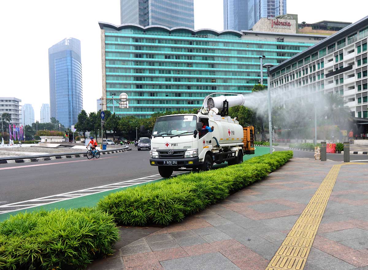 Penyemprotan Disinfektan di Ruas Jalan Jakarta