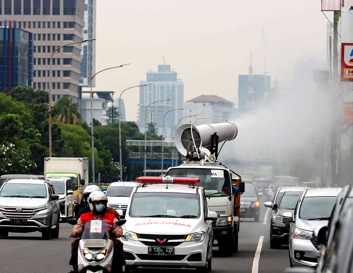 Penyemprotan Disinfektan di Ruas Jalan Jakarta