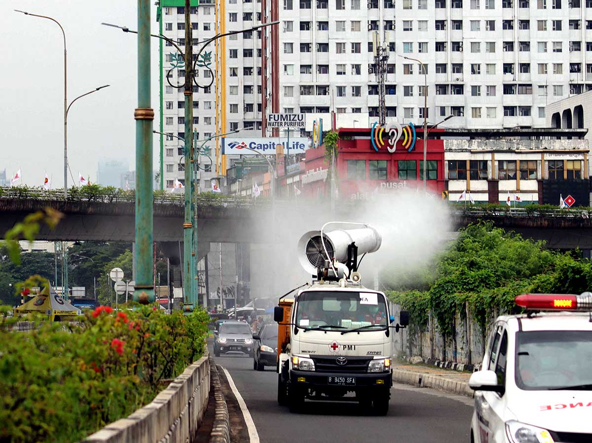 Penyemprotan Disinfektan di Ruas Jalan Jakarta