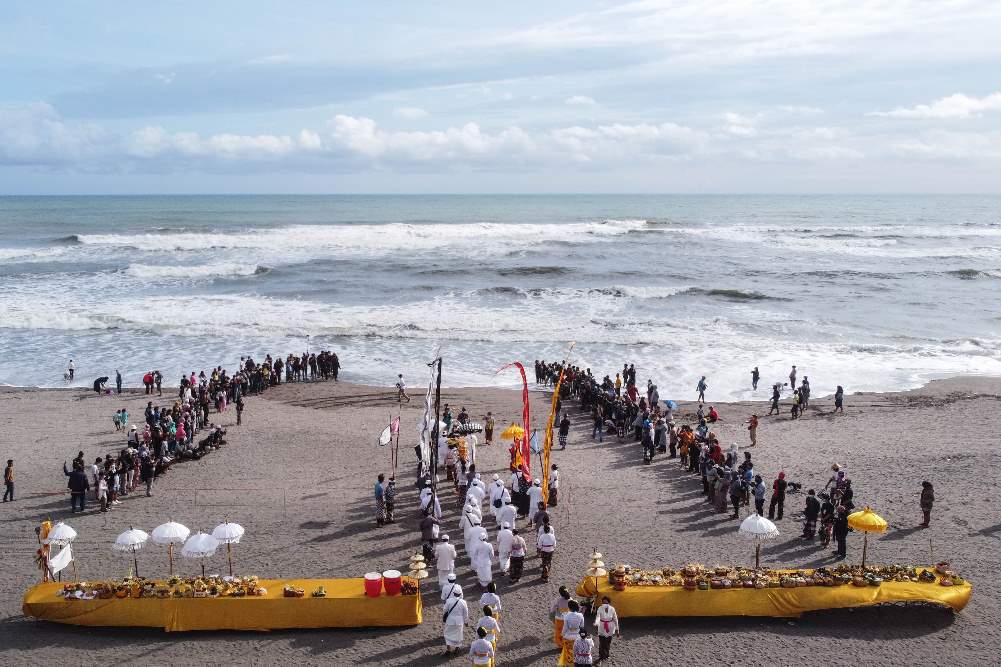 Upacara Melasti di Pantai Parangkusumo