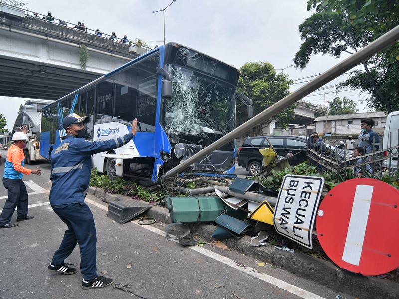 Evakuasi Kecelakaan Bus TransJakarta